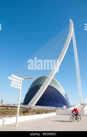 L'Assut d'Or bridge e l'Agora. Città delle Arti e delle Scienze di Valencia, Spagna. Foto Stock