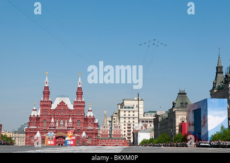 Esercito dell'aria russa Sukhoi SU-34, 3 SU-24M, 4 SU-27 e 2 MiG-29 volare oltre la piazza Rossa a Mosca Victory Parade di 2010 Foto Stock
