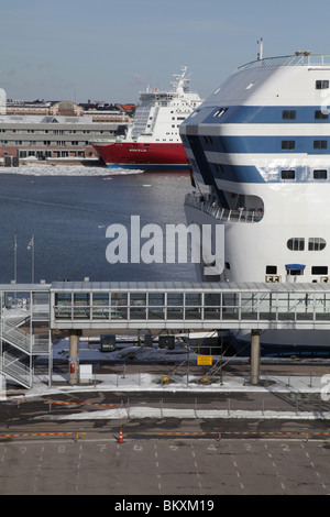 BALTIC FERRIES, INVERNO, HELSINKI: Porto principale di Helsinki dal terminal Olympia in inverno Silja Line Symphony Viking Line traghetti Mariela, Finlandia Foto Stock