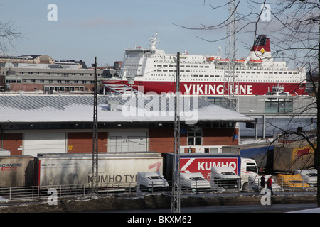 Helsinki porto principale dalla collina sopra il parco Olympia terminale in inverno la Viking Line traghetto Mariela, Finlandia Foto Stock