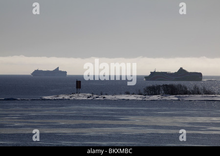 BALTIC FERRIES IN SILHOUETTE IN INVERNO HORIZON: I traghetti notturni di Helsinki attraccano attraverso le isole al di fuori del porto sud Winter Finland Foto Stock