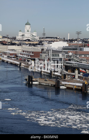 Helsinki porto principale Viking Line il terminale di aggancio dal Viking Line traghetto Mariela inverno e la Cattedrale, Finlandia Foto Stock