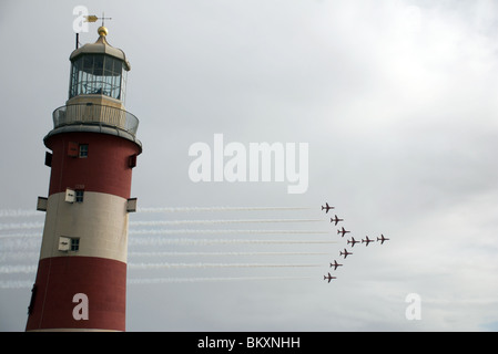 Smeaton torre del faro e frecce rosse display aeromobili 2009, la zappa, Plymouth, Devon, Regno Unito Foto Stock