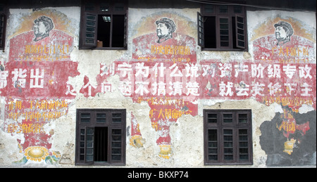 Pitture Murali raffiguranti ritratto di Mao Zedong e il suo rivoluzionario insegnamenti o le litanie sopravvivere su una vecchia miniera di carbone dependance Sichuan Foto Stock