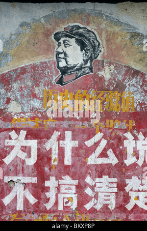 Pitture Murali raffiguranti ritratto di Mao Zedong e il suo rivoluzionario insegnamenti o le litanie sopravvivere su una vecchia miniera di carbone dependance Sichuan Foto Stock