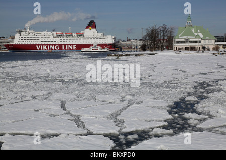 BALTIC FERRIES, INVERNO, HELSINKI: Porto principale a sud di Helsinki dal terminal Olympia Winter Viking Line traghetto Mariela Valkosaari Luoto Klippan Islands Foto Stock