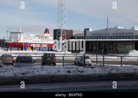 Helsinki porto principale dalla collina sopra il parco Olympia terminale in inverno la Viking Line traghetto Mariela, Finlandia Foto Stock