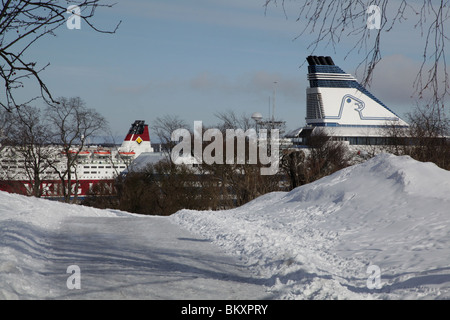 Helsinki porto principale dalla collina sopra il parco Olympia terminale in inverno linea Silja Symphony Viking Line Mariela traghetti, Finlandia Foto Stock