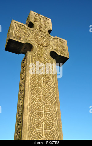 Una croce celtica pietra tombale incisa con nodo celtico design. Foto Stock
