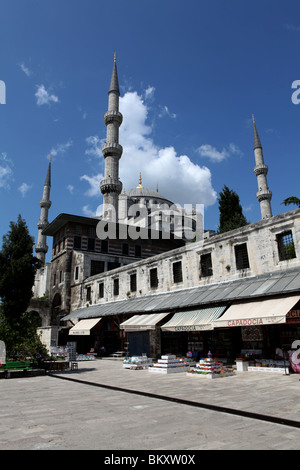 Sultan Ahmed moschea o la Moschea Blu con le sue alte minareti come si vede da una pubblica piazza ad Istanbul in Turchia. Foto Stock