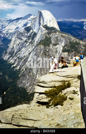 Mezza Cupola landmark Yosemite National Park California USA il granito pietra tagliata sul ghiacciaio punto di vista la natura escursione naturale storm Foto Stock