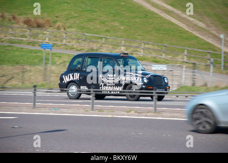 Hackney cabina / taxi sull'autostrada M62 (vicino a Huddersfield). Foto Stock