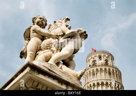 Pisa - angoli scultura e torre pendente Foto Stock