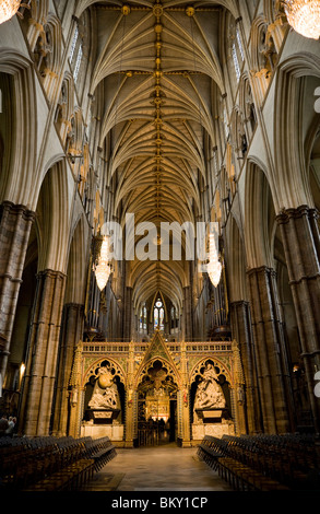 Navata. Galleria d'organo. Coro biombo y Cudiero coro schermo Isaac Newton. La Westminster Abbey: Inghilterra GB UK: en el Reino Unido. Foto Stock