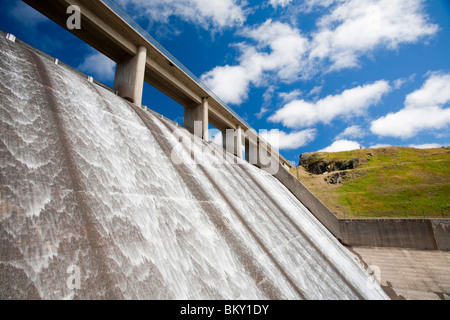 Diga Guthega di alimentazione dell'acqua al potere Guthega power station come parte delle montagne innevate Schema idrostatico Foto Stock