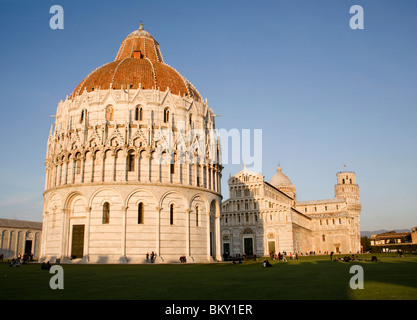 Pisa - la cattedrale e la torre pendente e il battistero di st. Giovanni - Piazza dei Miracoli Foto Stock