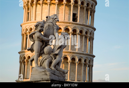 Pisa - angoli la scultura e la torre pendente nella luce della sera Foto Stock