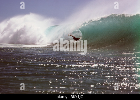 Persona tergi fuori mentre navigano in onda di canna Foto Stock