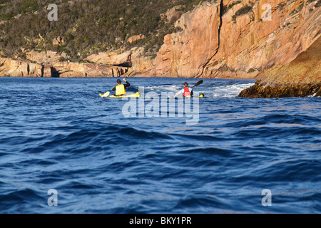 Due sea kayakers stanno esplorando Schouten Island, Parco Nazionale di Freycinet, Tasmania, Australia. Foto Stock