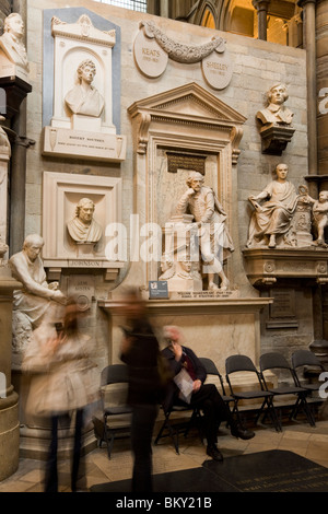 Conmemorativos memorial memoriali ' Poets Corner ' del transetto sud. La Westminster Abbey Iglesia: Inghilterra REGNO UNITO : en el Reino Unido. Foto Stock