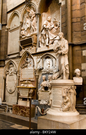 Conmemorativos memorial memoriali ' Poets Corner ' del transetto sud. La Westminster Abbey Iglesia: Inghilterra REGNO UNITO : en el Reino Unido. Foto Stock