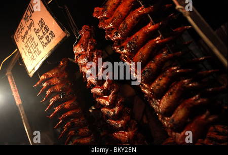 Grigliata di ali di pollo in mostra presso il mercato notturno in Kota Kinabalu, Sabah Stato, Borneo in Malaysia. Foto Stock