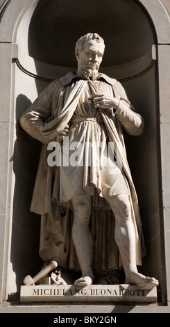 Firenze - Michelangelo statua sulla facciata della galleria degli Uffizi da Emilio Santarelli. Foto Stock