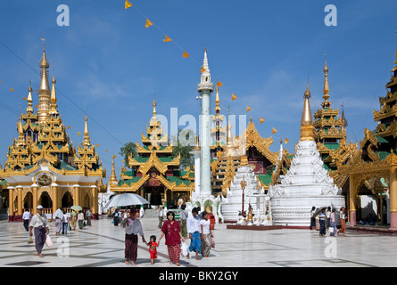Templi buddisti a Shwedagon Paya. Yangon. Myanmar Foto Stock