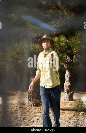 Un giovane uomo di germogli per par durante una partita di disc golf in Lake Tahoe, California. Foto Stock