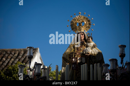 Una statua lignea della Vergine Carmen durante una settimana Santa processione in Prado del Rey, la provincia di Cadiz Cadice, Spagna Foto Stock