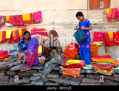 Le donne la vendita di Saris, Jodhpur, Rajasthan, India Foto Stock