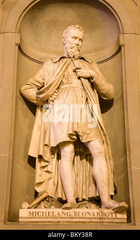 Firenze - Michelangelo statua sulla facciata della galleria degli Uffizi da Emilio Santarelli. Foto Stock