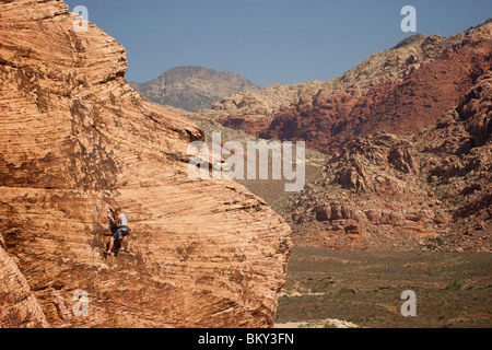 Un scalatore di pietra lo ascende a Red Rock faccia in Nevada. Foto Stock