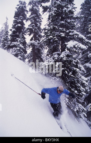 Sci uomo un lato paese pendenza in Montana. Foto Stock