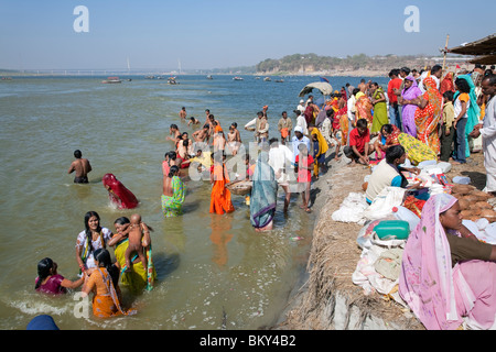 Pellegrini indù la balneazione nella confluenza del Gange e Yamuna fiumi (Sangam). Di Allahabad. India Foto Stock