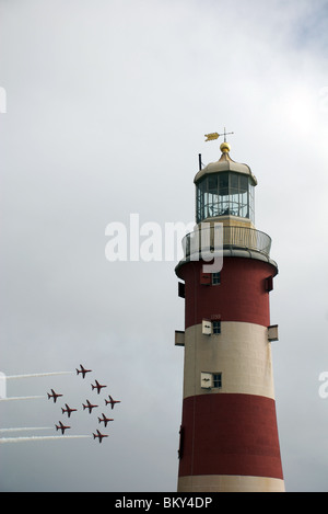 Smeaton torre del faro e frecce rosse display aeromobili 2009, la zappa, Plymouth, Devon, Regno Unito Foto Stock