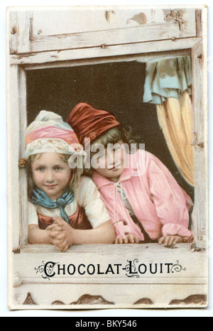 Due ragazze guardando fuori della finestra Foto Stock