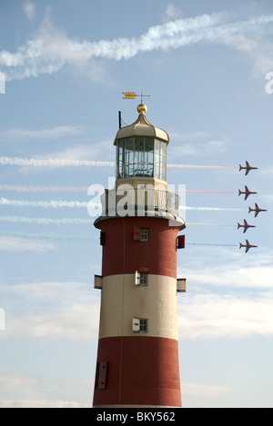 Smeaton torre del faro e frecce rosse display aeromobili 2009, la zappa, Plymouth, Devon, Regno Unito Foto Stock