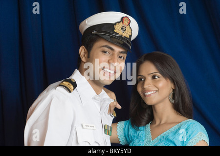 Close-up di un ufficiale della marina sorridente con una donna Foto Stock