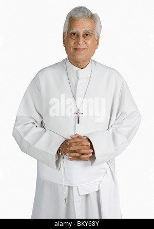 Ritratto di un sacerdote sorridente Foto Stock