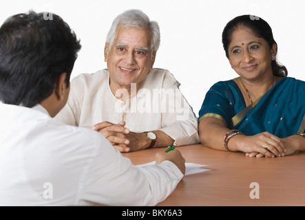 Paio di discutere con un consulente finanziario Foto Stock
