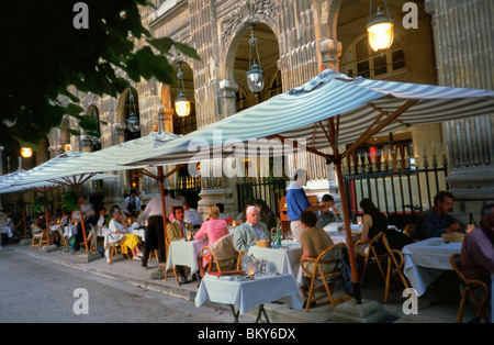 Parigi, Francia, folla che mangia ai tavoli ombrelloni, caffè francese / ristorante Bistro, terrazza sul marciapiede nel 'Palais Royale Jardin', Giardini reali Foto Stock