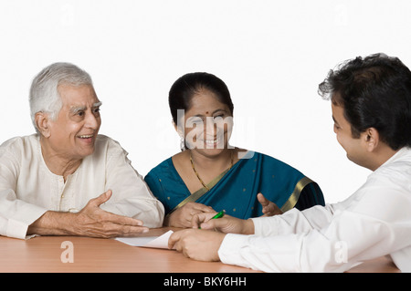 Paio di discutere con un consulente finanziario Foto Stock