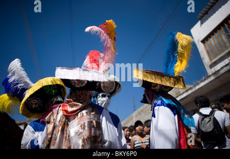 Chinelo ballerini eseguono durante i festeggiamenti del carnevale in Tlayacapan, Messico Foto Stock