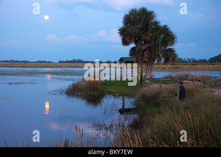 La pesca con la luna piena, St Marks Florida USA Foto Stock