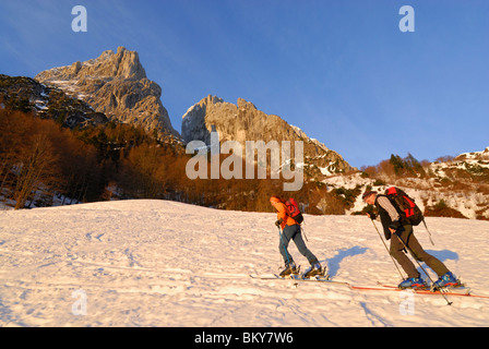 Due sciatori backcountry ascendente, Griesner Kar, Wilder Kaiser, Kaiser gamma, Tirolo, Austria Foto Stock