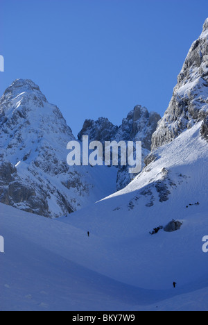 Due sciatori backcountry ascendente, Griesner Kar, Wilder Kaiser, Kaiser gamma, Tirolo, Austria Foto Stock