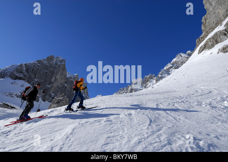 Due sciatori backcountry ascendente, Griesner Kar, Wilder Kaiser, Kaiser gamma, Tirolo, Austria Foto Stock