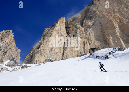 Donna sci backcountry, Rotwand, gruppo del Catinaccio, Dolomiti, Trentino-Alto Adige/Suedtirol, Italia Foto Stock