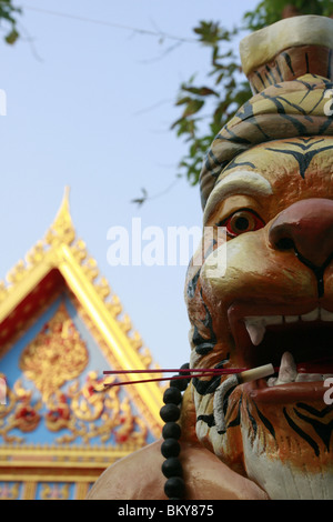 Statua di una tigre nella parte anteriore del Wat Phra Bang, un tempio buddista in Thailandia dove i monaci devoti del tatuaggio. Foto Stock